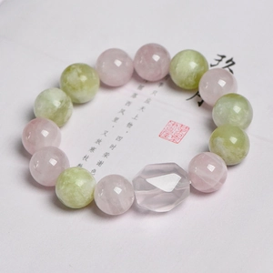 Bracelet en quartz rose naturel et jade sur un présentoir élégant de style Zen