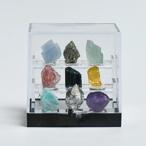 Coffret pédagogique de 9 cristaux naturels avec support de présentation en acrylique clair