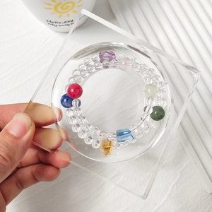 Natur-Bergkristall Armband 6mm mit bunten Edelsteinen in einem kreativen Displayrahmen