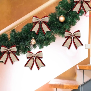 Détail de nœuds de Noël en tissu écossais et toile de jute sur une rampe d'escalier
