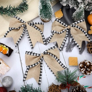 Trois nœuds de Noël faits main en jute avec bords à carreaux et décorations