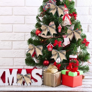 Gros plan de nœuds en toile de jute à carreaux et ornements en bois sur un sapin de Noël