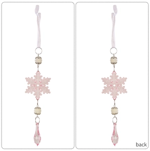 Detalle del colgante de copo de nieve rosa con perlas y cristal facetado transparente