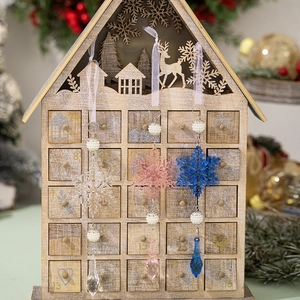 Set de tres adornos de copos de nieve de acrílico de colores con perlas y cintas rosas