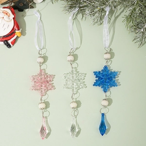 Detalle de copos de nieve acrílicos de colores con perlas y colgantes facetados