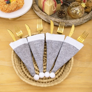 4er-Set Besteckhalter als Weihnachtsmützen aus grauem Filz auf einem Dekokorb