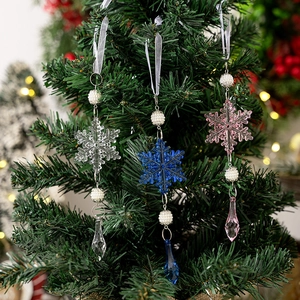 Juego de tres copos de nieve de acrílico con perlas blancas para decorar el árbol de Navidad