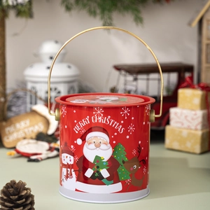 Gros plan d'une boîte de Noël rouge festive avec le Père Noël et une poignée dorée