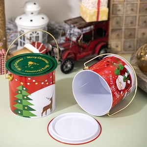 Détail du seau de Noël en fer blanc avec motifs Père Noël et poignée dorée festive
