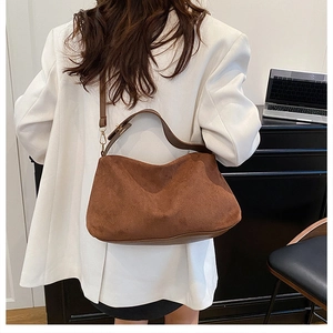 Borsa hobo in pelle scamosciata marrone con blazer bianco per un look urbano