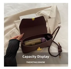 Capacità interna della borsa a mano in pelle minimalista con chiusura in metallo e accessori