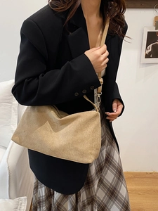 Borsa a tracolla minimalista in pelle scamosciata color cammello con tracolla ed elegante
