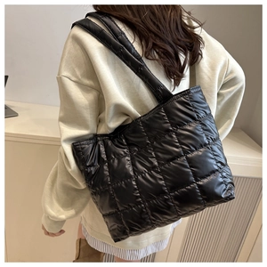 Vue détaillée du sac cabas matelassé noir en nylon brillant avec motif à carreaux doux