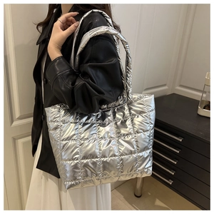 Détail du sac cabas matelassé argenté avec finition métallique et motif losange