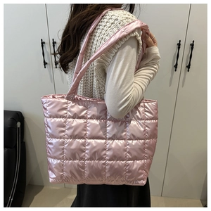 Détail du sac cabas rose matelassé brillant avec grand espace pour le style hivernal