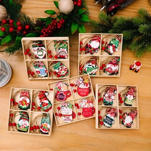 Détail de suspensions de Noël en bois avec gnomes et bonhommes de neige en coffret