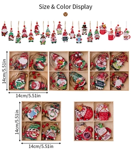 Détail de suspensions de Noël en bois avec gnomes et tasses dans leur boîte de rangement