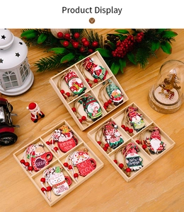 Détail des ornements de Noël en bois représentant des gnomes et tasses de cacao en boîte