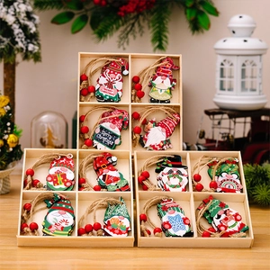 Coffret de pendentifs gnomes de Noël en bois avec décor de branches de sapin