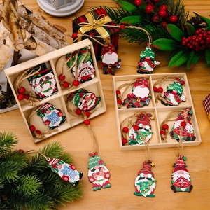 Détail de suspensions de gnomes de Noël en bois dans une boîte de rangement compartimentée