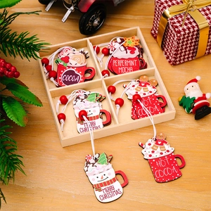 Détails des décorations de Noël en bois avec bonhomme de neige et tasses dans leur boîte