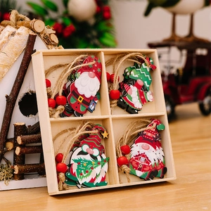 Lot de quatre gnomes de Noël en bois peints à la main dans leur boîte de rangement rustique