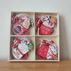 Ensemble de quatre ornements de Noël en bois dans une boîte avec motifs de tasses