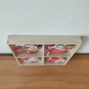 Détails des ornements de Noël en bois avec tasses de cacao dans une boîte de 4 compartiments