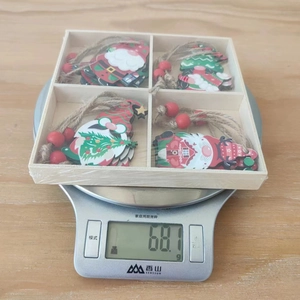 Vue détaillée d'un coffret en bois de 4 cases avec gnomes sur une balance de 68,1g