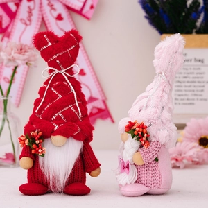 Paire de gnomes de forêt de la Saint-Valentin avec bonnets en peluche à cœurs