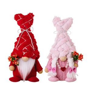 Gnomes de la Saint-Valentin en peluche avec chapeaux à paillettes et détails de cœurs