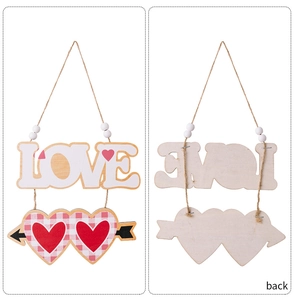 Détails recto verso du pendentif cœur LOVE en bois avec motif à carreaux rouge et blanc