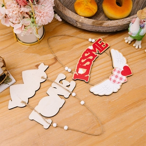 Détail de suspension en bois pour la Saint-Valentin avec lettres KISS ME et LOVE sur corde