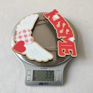 Vue détaillée d'une décoration de Saint-Valentin pesant 33,5g sur une balance