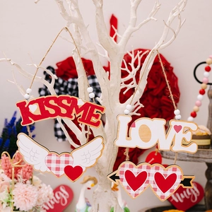 Ornement Suspendu en Bois de la Saint Valentin Love Kiss Me Coeur Design à Carreaux Ailes de Cupidon Rustique Fête Maison Décor