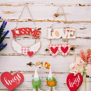 Décoration de la Saint-Valentin en bois LOVE KISS ME avec motifs cœurs et flèches