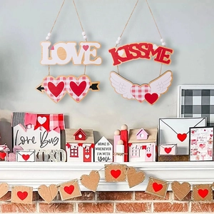 Décorations de la Saint-Valentin en bois Love et Kiss Me avec cœurs à carreaux rouges