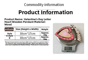 Dettaglio macro del ciondolo a cuore in legno sulla bilancia digitale con peso e misure
