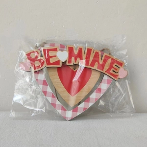 Dettaglio di ciondolo a cuore in legno Be Mine con motivo scozzese in bustina