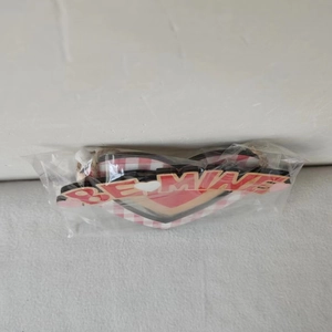 Dettaglio di cuore decorativo in legno con testo Be Mine e motivo a quadri rossi