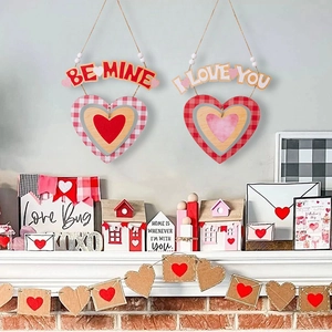 Ornamenti a cuore in legno per San Valentino con scritte Be Mine e bordi decorati a quadri