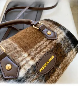 Nahaufnahme der flauschigen Karostruktur und des Ledergriffs der Bowlingtasche