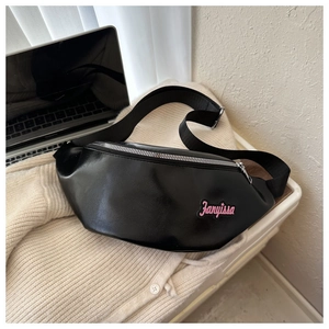 Détail du sac banane noir mat avec logo Fanyissa rose et bandoulière réglable pratique