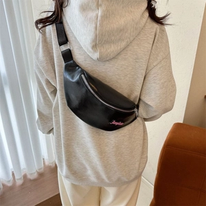 Sac banane noir demi-lune en cuir PU avec logo rose et bandoulière large réglable