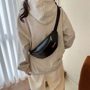 Sac banane rétro en cuir noir avec lettrage rose et sangle réglable pour femme