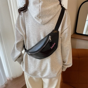 Sac de poitrine décontracté en similicuir noir avec broderie rose sur sweat à capuche