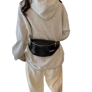 Sac ceinture rétro en cuir noir avec broderie rose Fanyissa pour un style décontracté