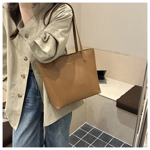 Sac fourre-tout caramel minimaliste avec cuir mat et fines bretelles de transport