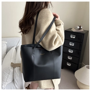 Sac fourre-tout en cuir noir avec lettrage doré dans un intérieur élégant
