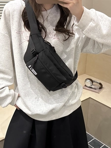 Minimalistische schwarze Sport-Umhängetasche mit großem Fassungsvermögen und Gurt für Damen